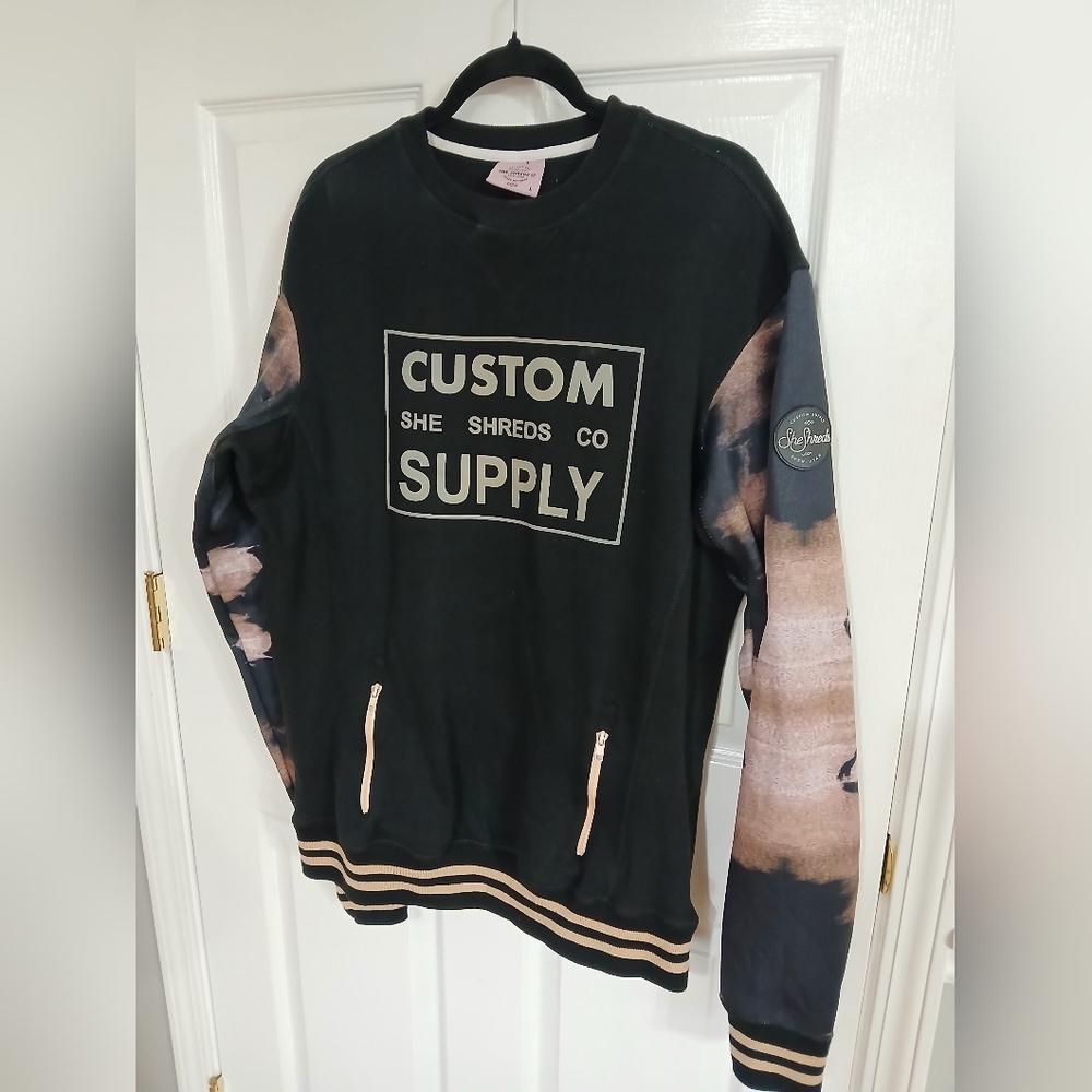 She Shreds Co  Logo Tech Crewneck Streetwear Outdoor Snowboard Skiing Athletic